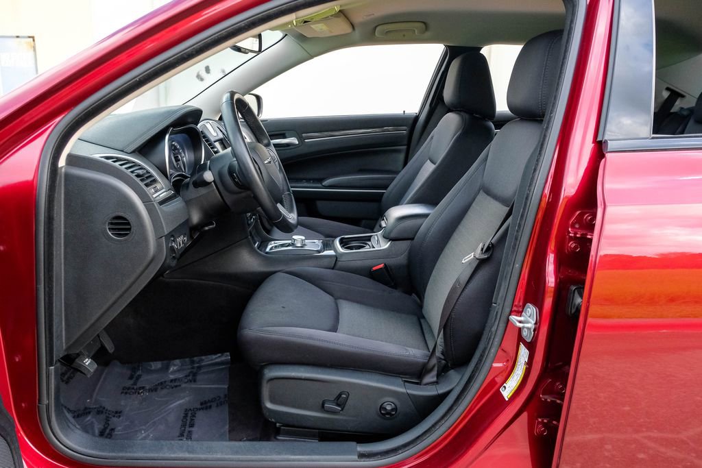 Used 2019 Chrysler 300 Touring w/ Sport Appearance Package image 6