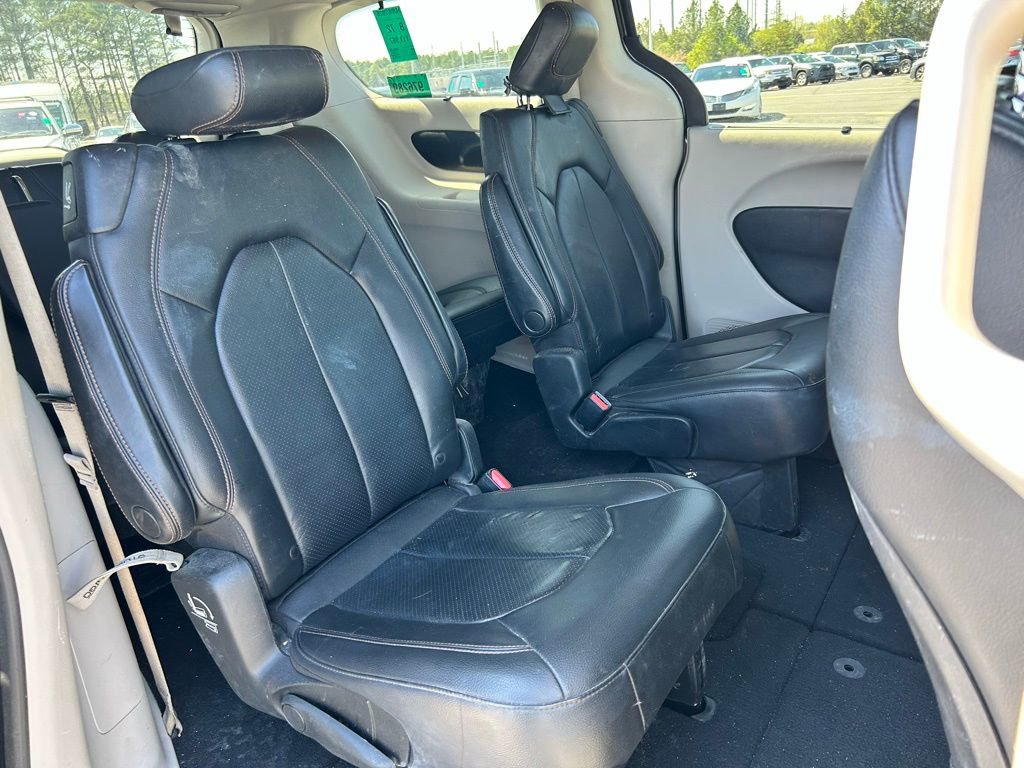 Used 2020 Chrysler Pacifica Touring-L FWD image 15
