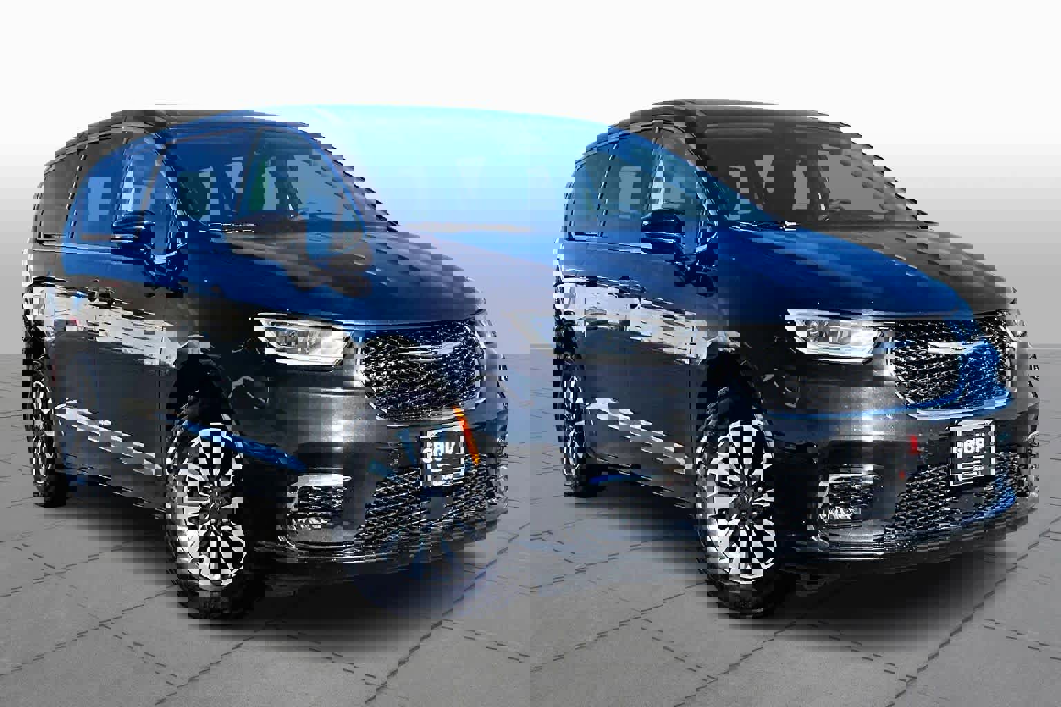 Used 2024 Chrysler Pacifica Select image 2