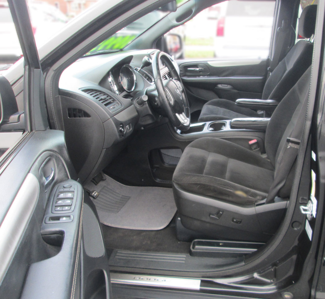 Used 2016 Dodge Grand Caravan SXT w/ UConnect Hands-Free Group image 12
