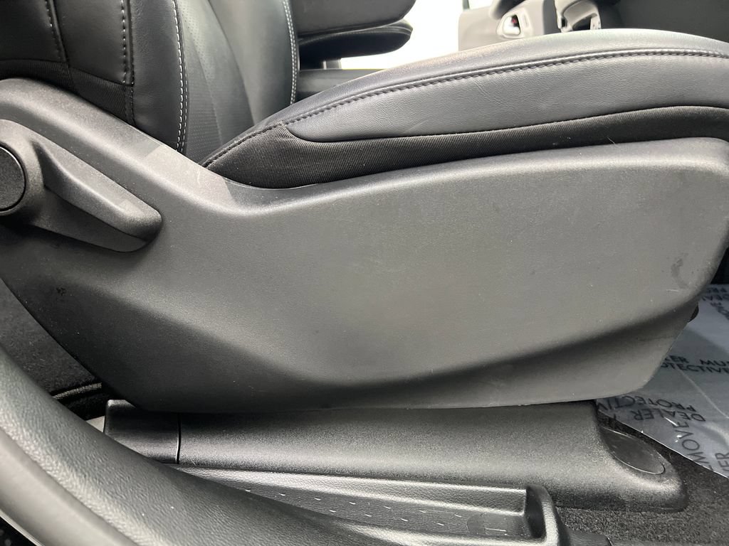 Used 2025 Chrysler Pacifica Select FWD image 37