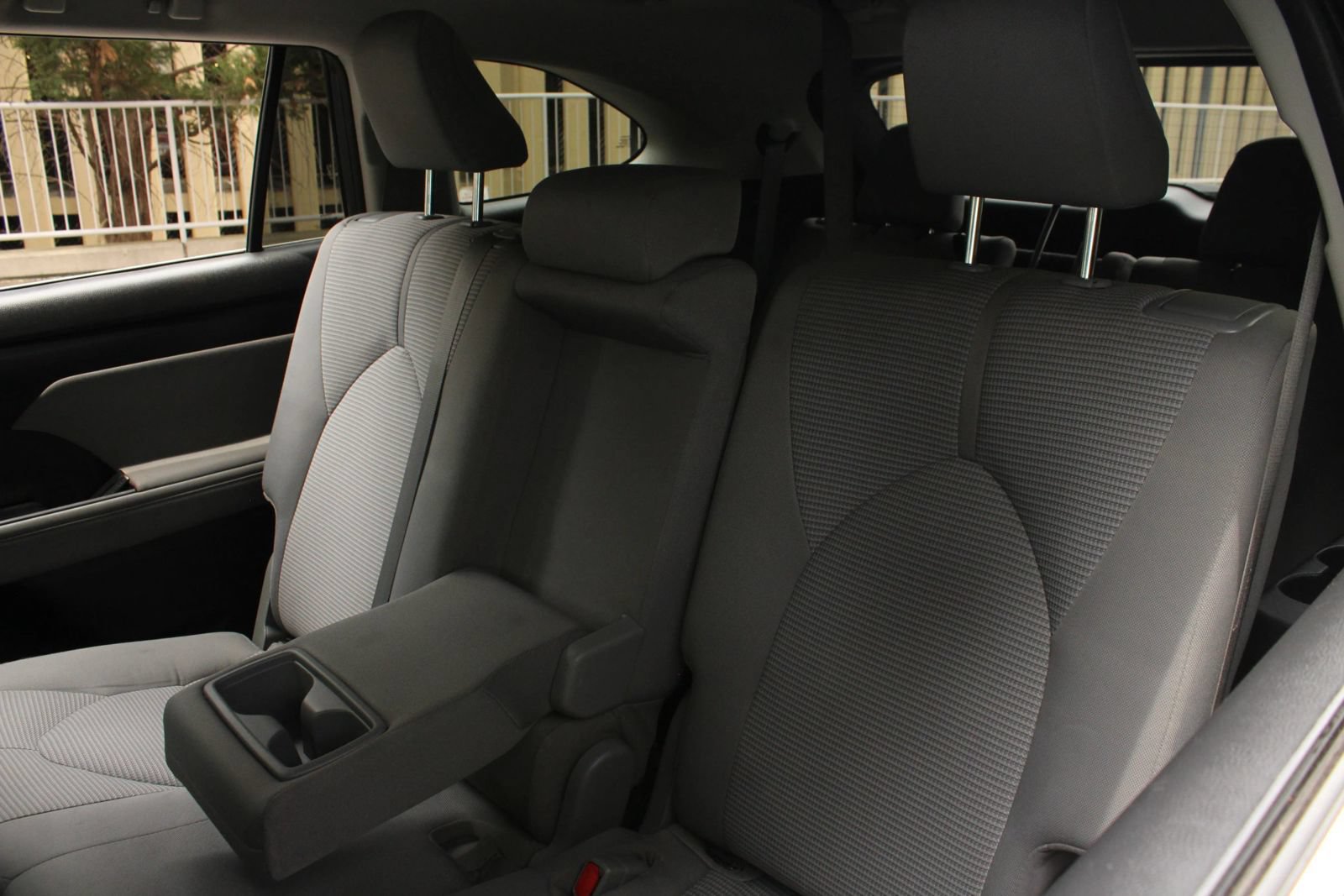 Used 2021 Toyota Highlander LE AWD/4WD image 19