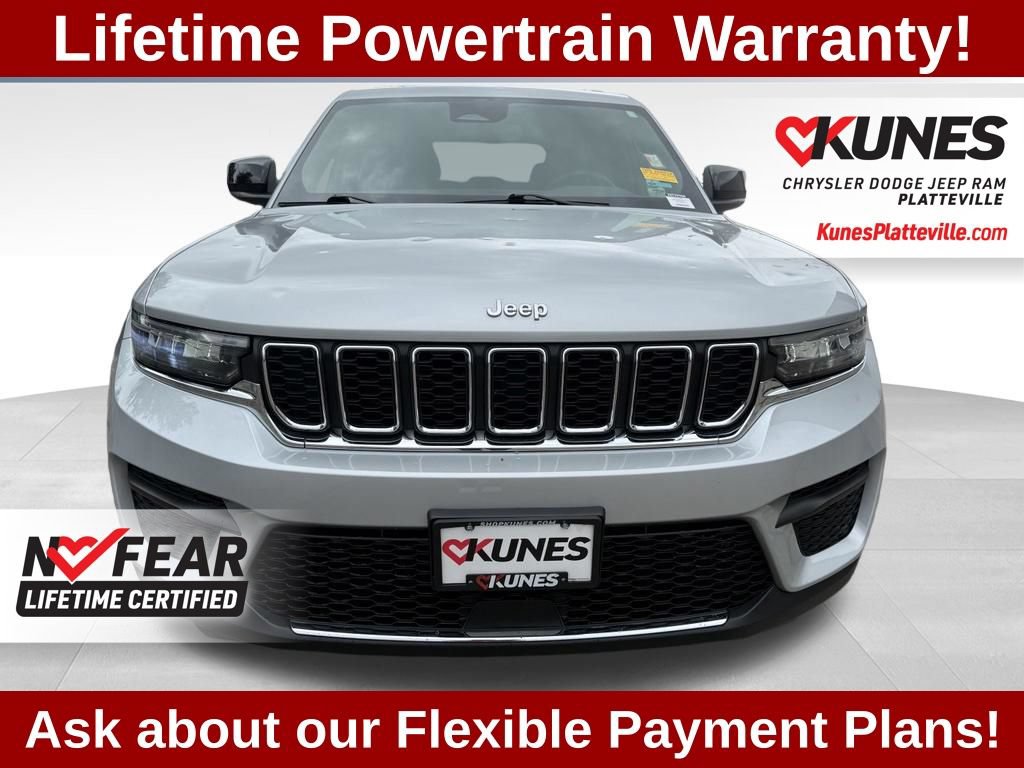 Used 2024 Jeep Grand Cherokee Laredo w/ Trailer Tow Package AWD/4WD image 4