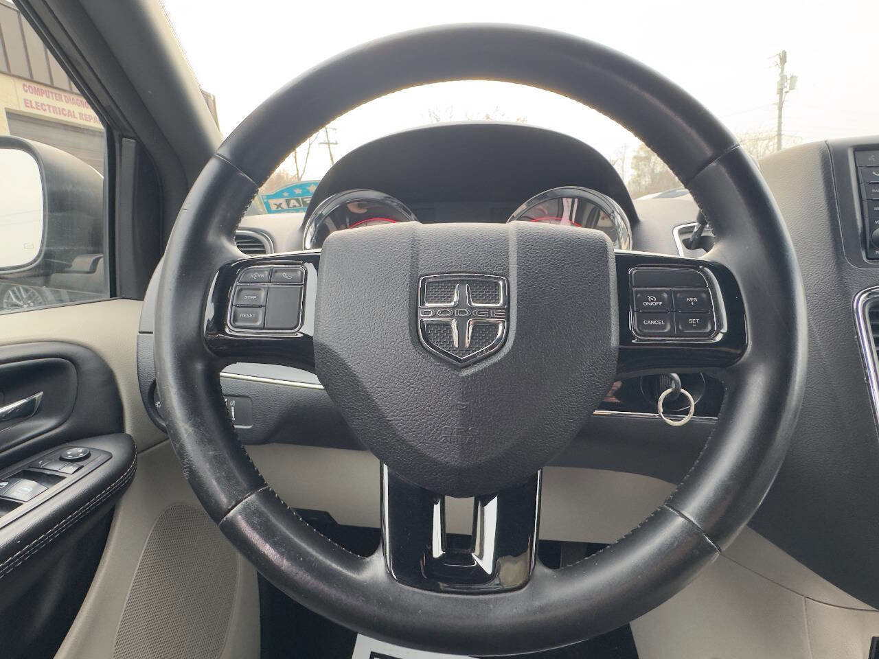Used 2018 Dodge Grand Caravan SXT image 21
