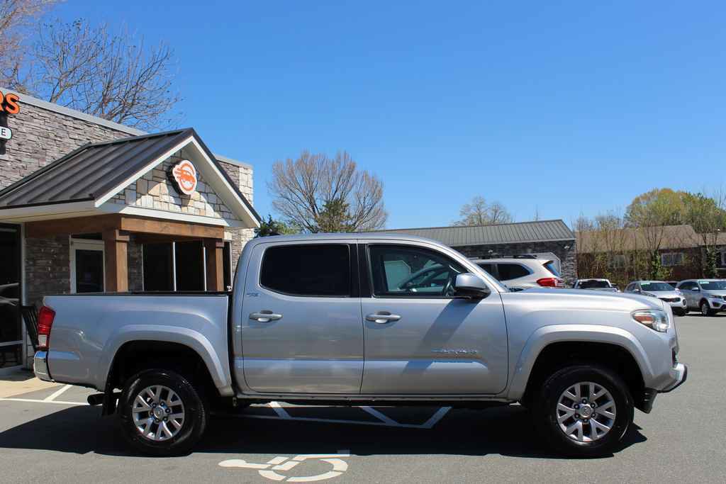 Used 2016 Toyota Tacoma SR5 w/ SR5 Appearance Package (SN) image 4