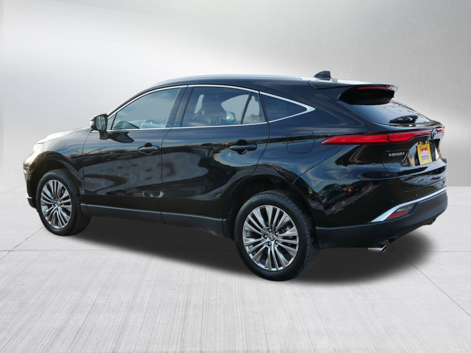 Used 2024 Toyota Venza XLE image 5