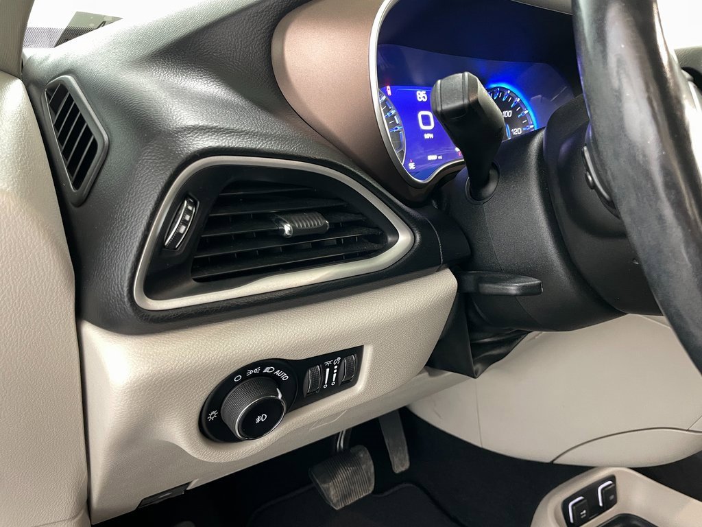 Used 2019 Chrysler Pacifica Touring Plus w/ Advanced Safetytec Group image 28