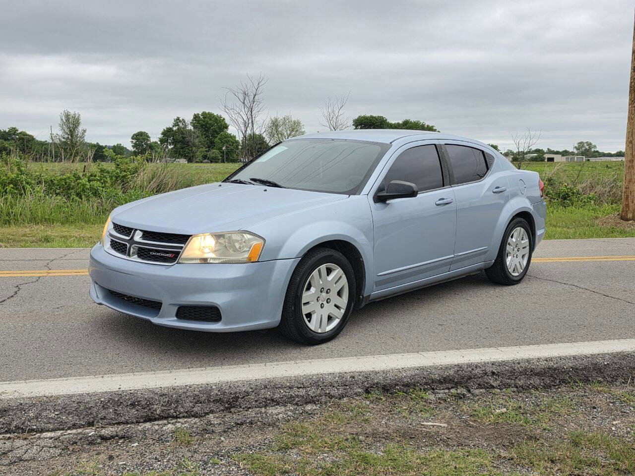Used 2013 Dodge Avenger SE FWD image 2