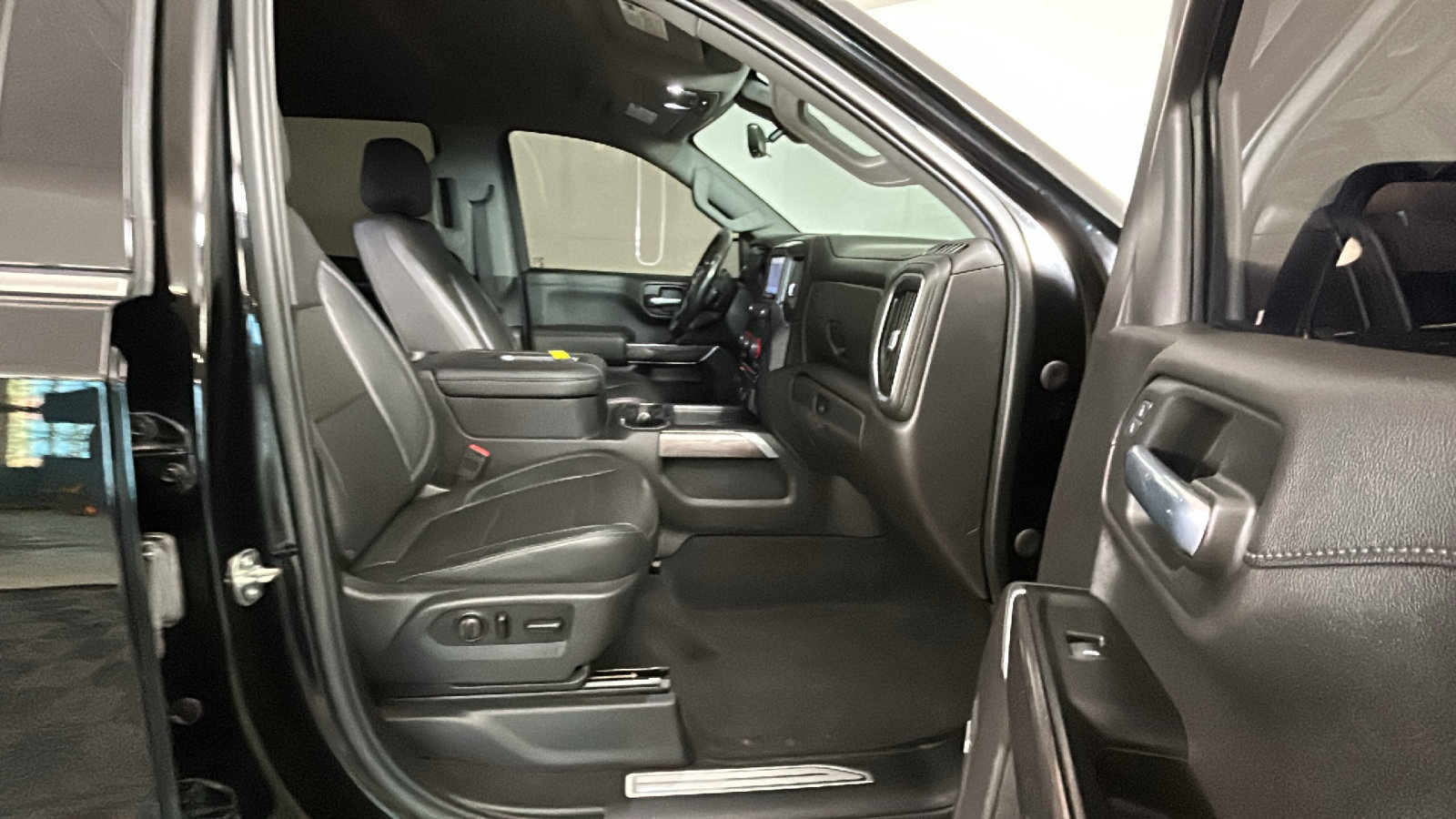 Used 2020 Chevrolet Silverado 1500 LTZ AWD/4WD image 38