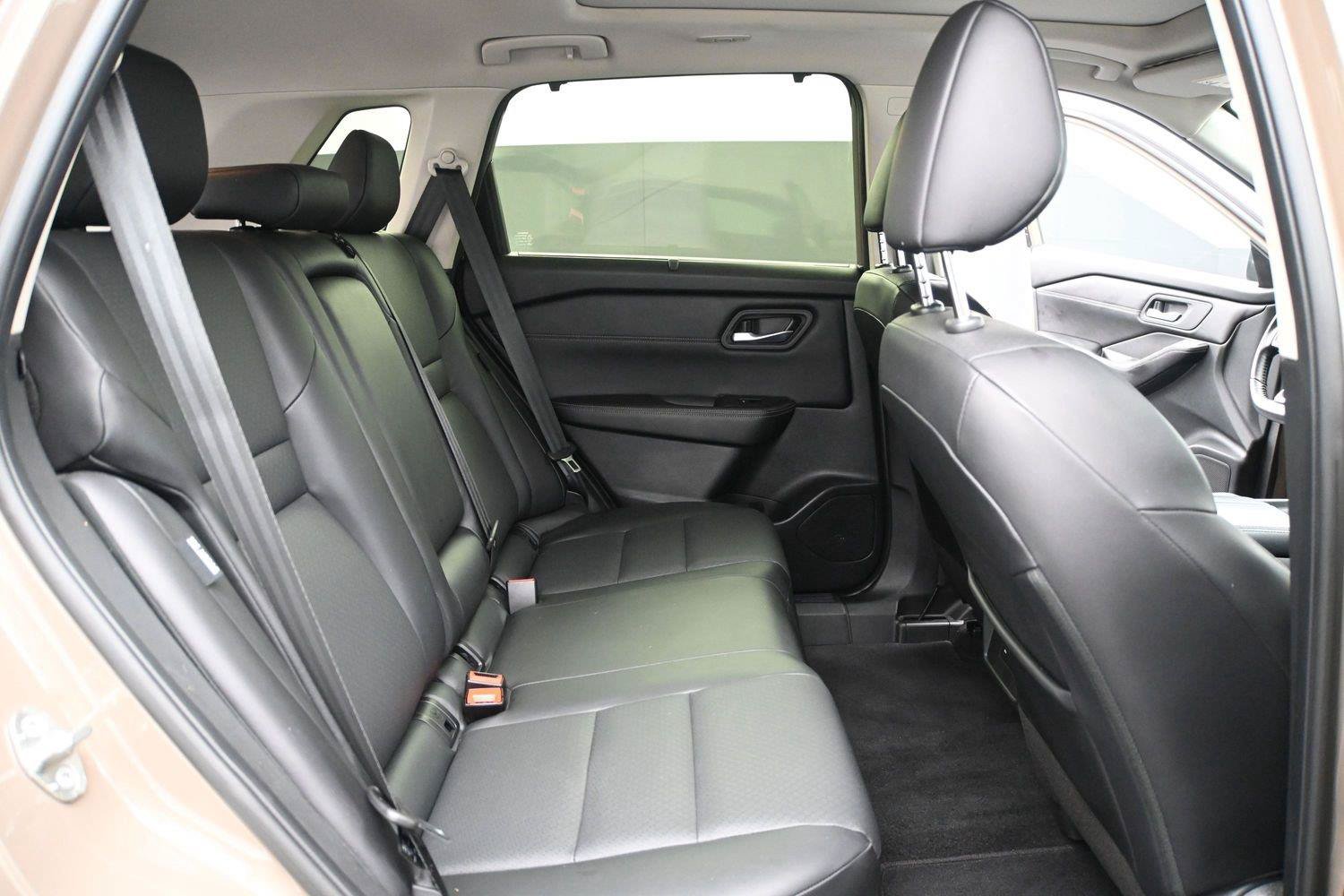 Used 2024 Nissan Rogue SV w/ SV Premium Package AWD/4WD image 18