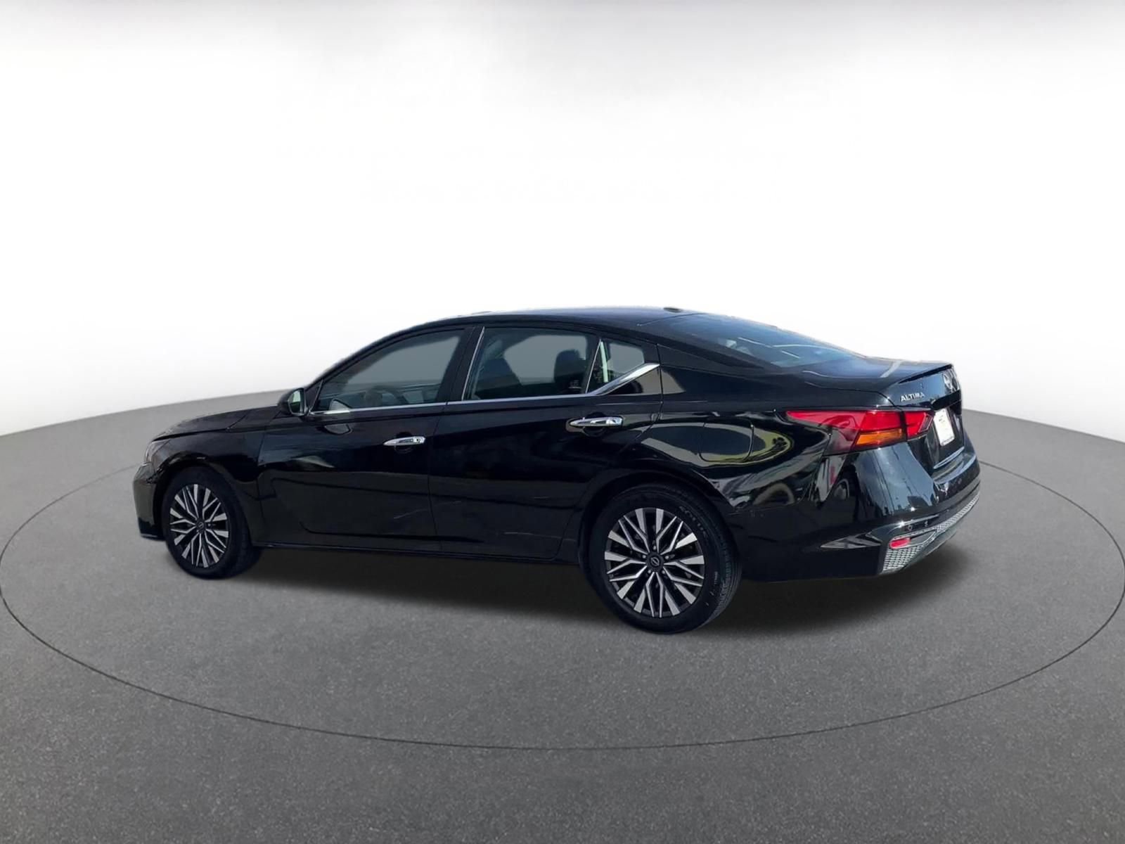 Used 2025 Nissan Altima 2.5 SV image 10