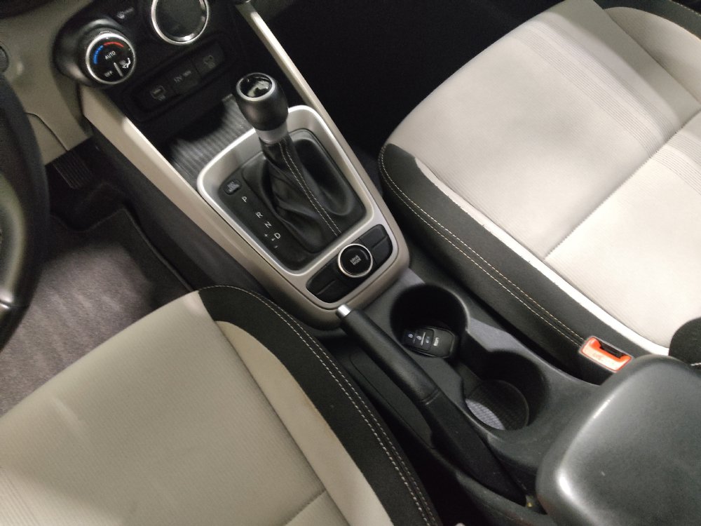 Used 2025 Hyundai Venue SEL FWD image 26