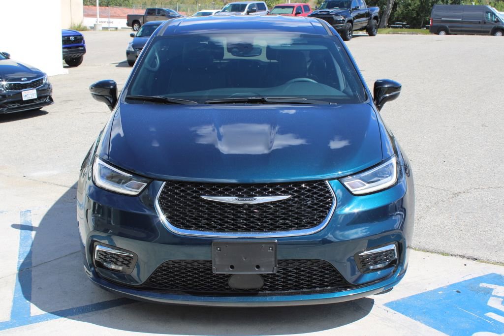 Used 2025 Chrysler Pacifica Select image 2