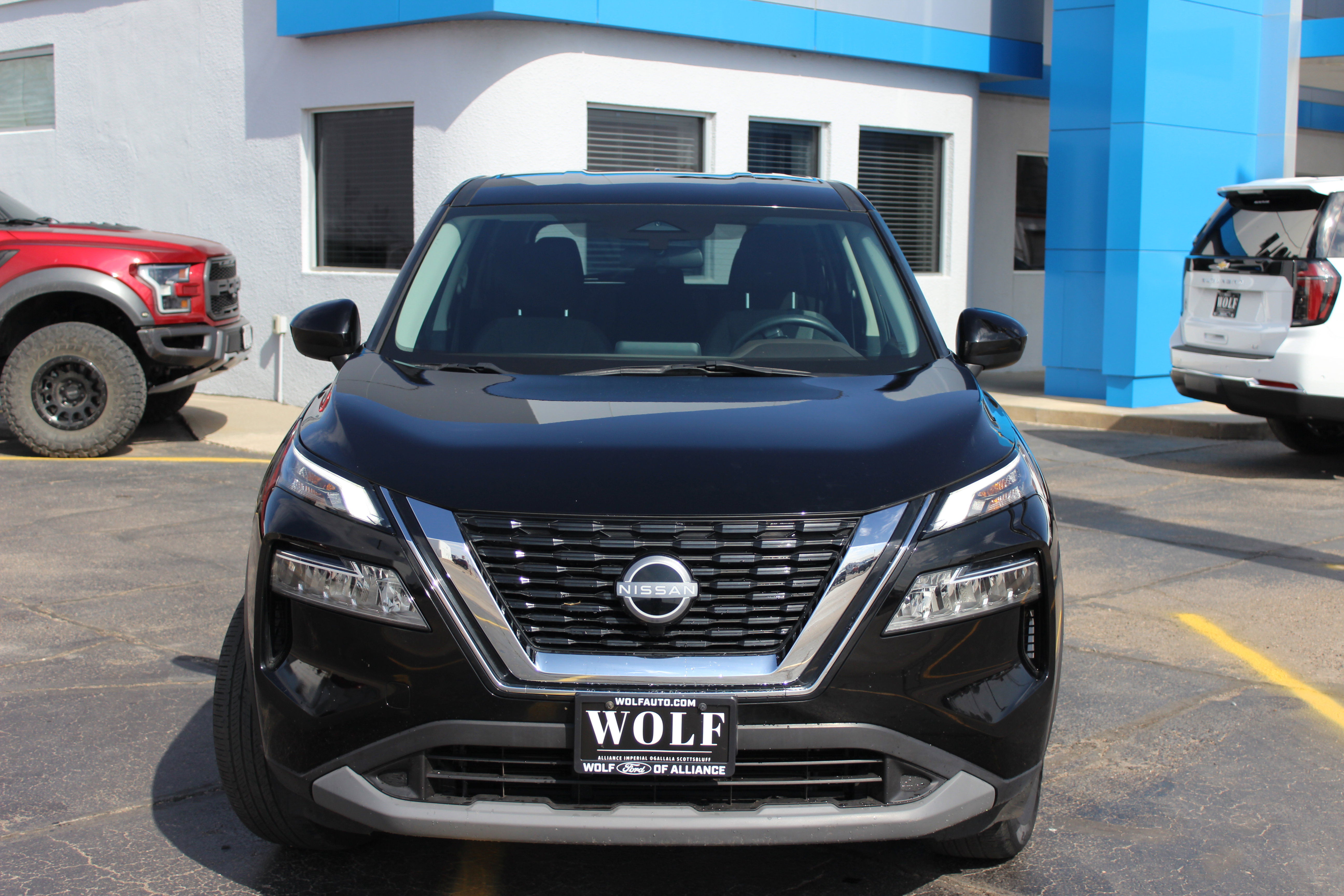 Used 2023 Nissan Rogue SV image 2