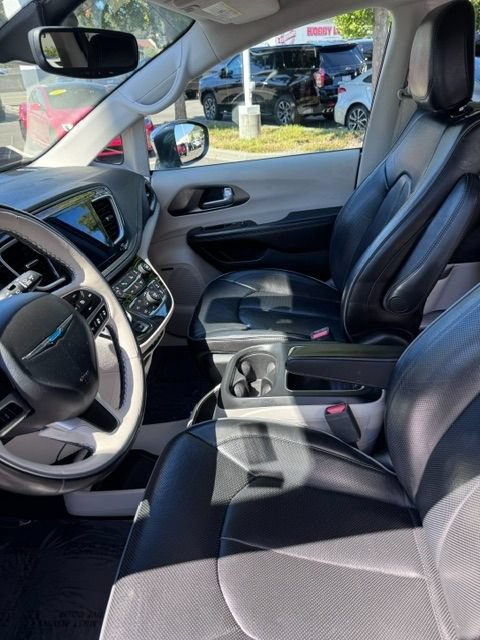 Used 2018 Chrysler Pacifica Limited w/ Advanced Safetytec Group FWD image 11