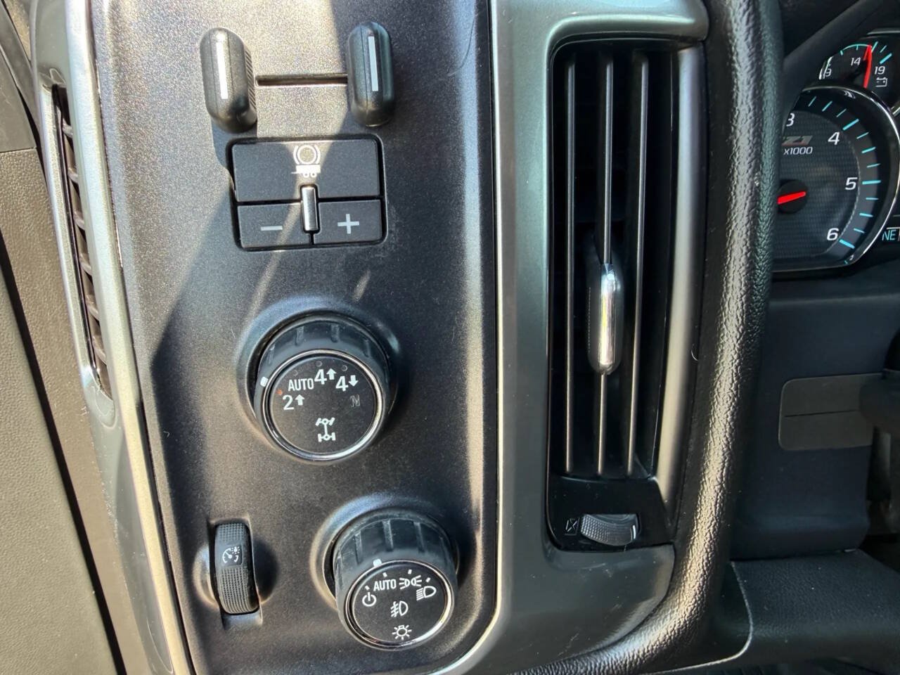 Used 2018 Chevrolet Silverado 1500 LT w/ All Star Edition AWD/4WD image 14