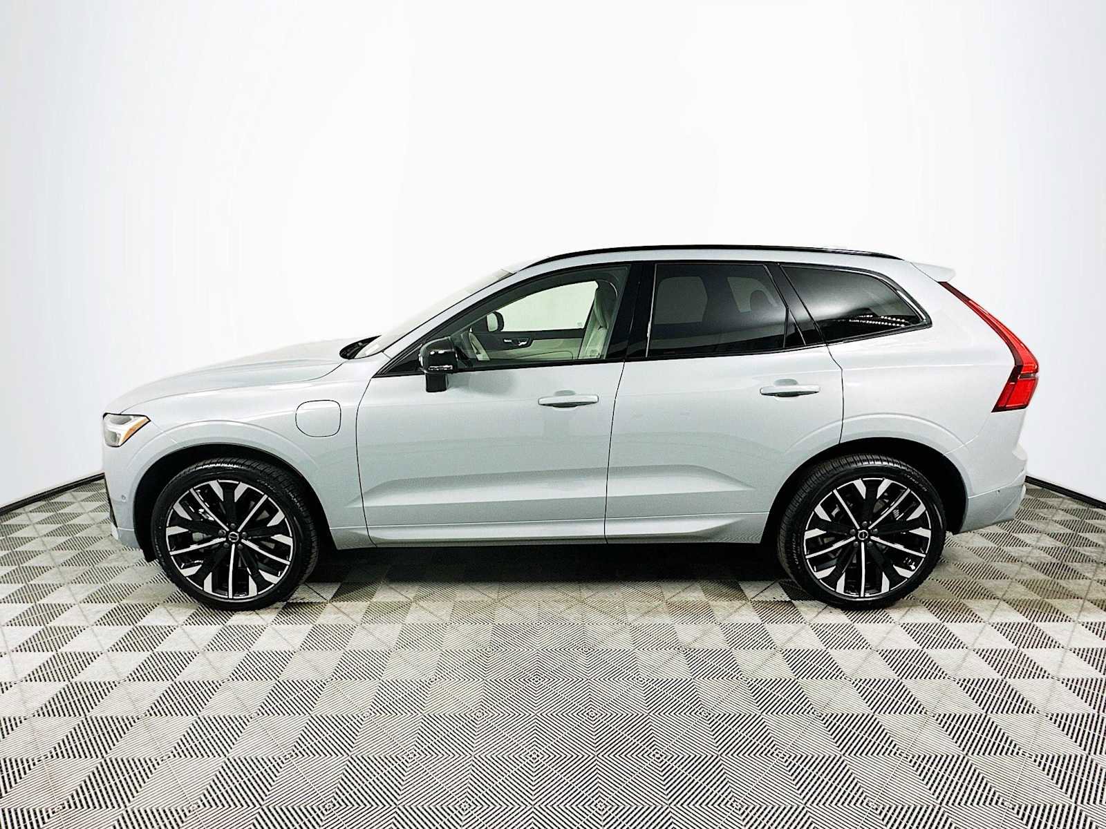 New 2026 Volvo XC60 T8 Ultra w/ Protection Package Premier image 4