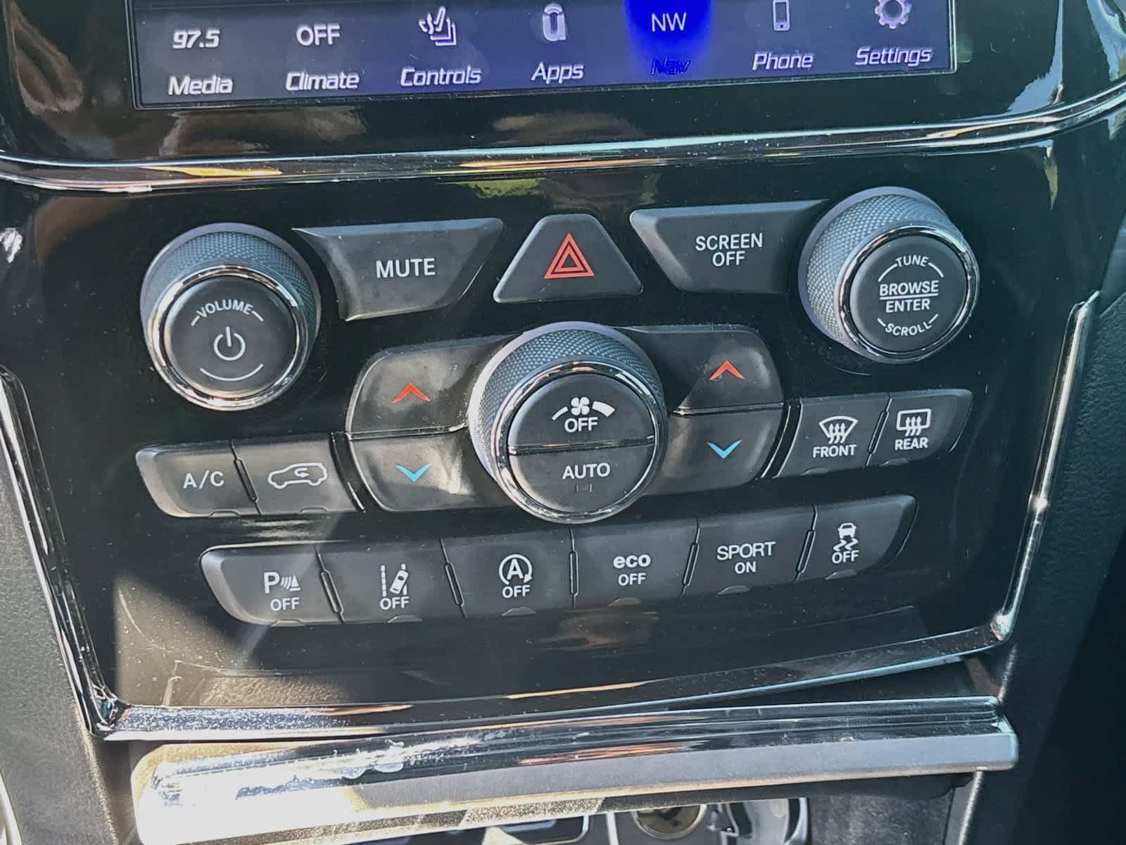 Used 2021 Jeep Grand Cherokee Laredo X AWD/4WD image 16