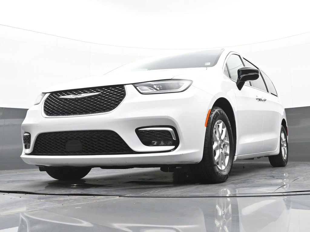 Used 2024 Chrysler Pacifica Touring-L image 38