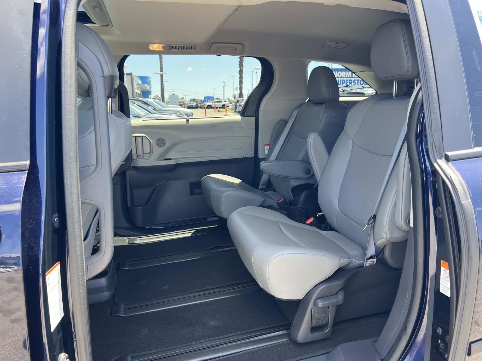 Used 2023 Toyota Sienna XLE FWD image 19