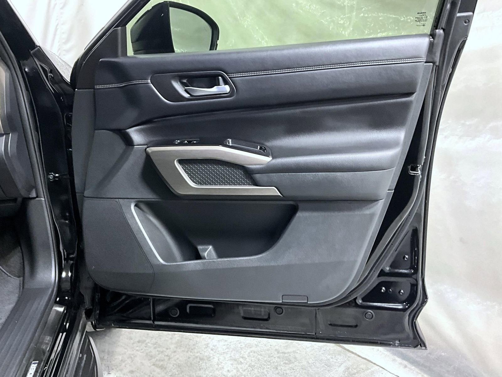 Used 2023 Nissan Pathfinder Platinum image 16