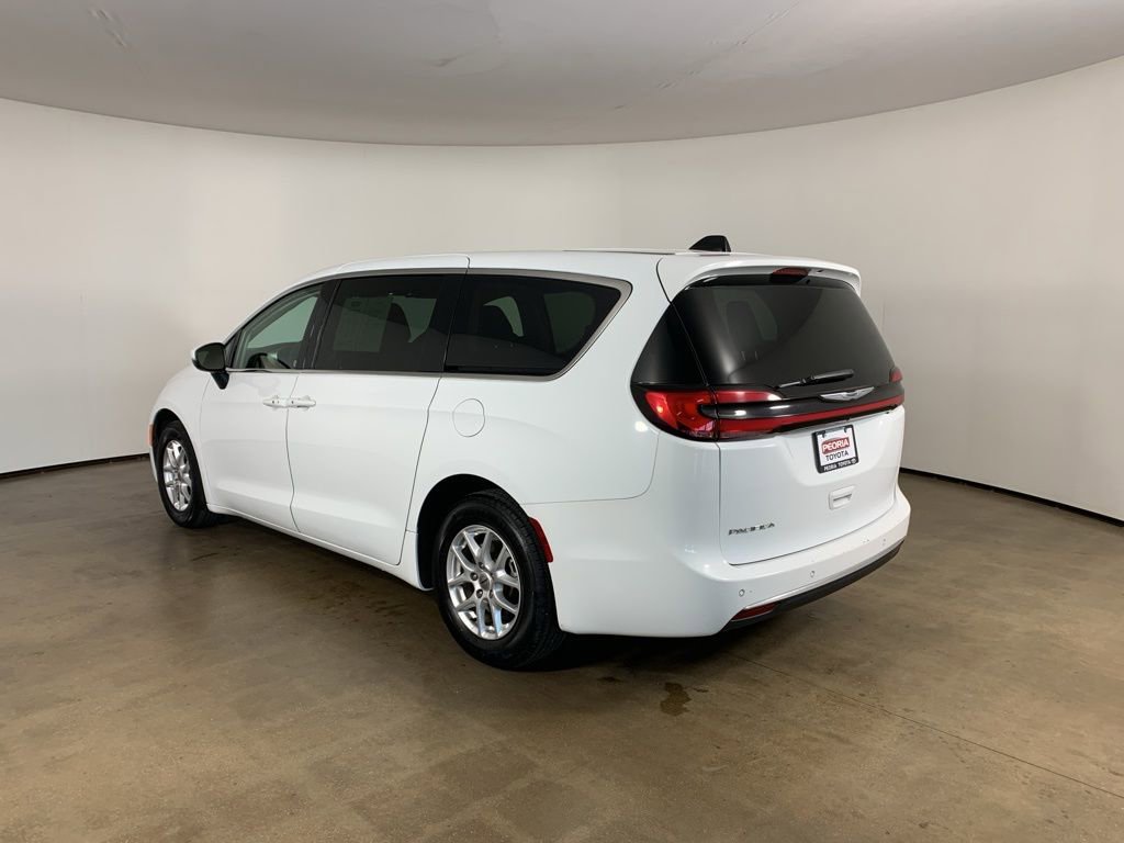 Used 2023 Chrysler Pacifica Touring-L FWD image 14
