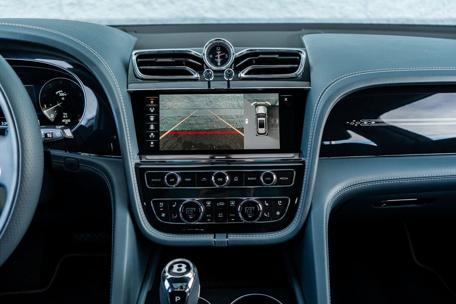 Used 2023 Bentley Bentayga Extended Wheelbase image 33