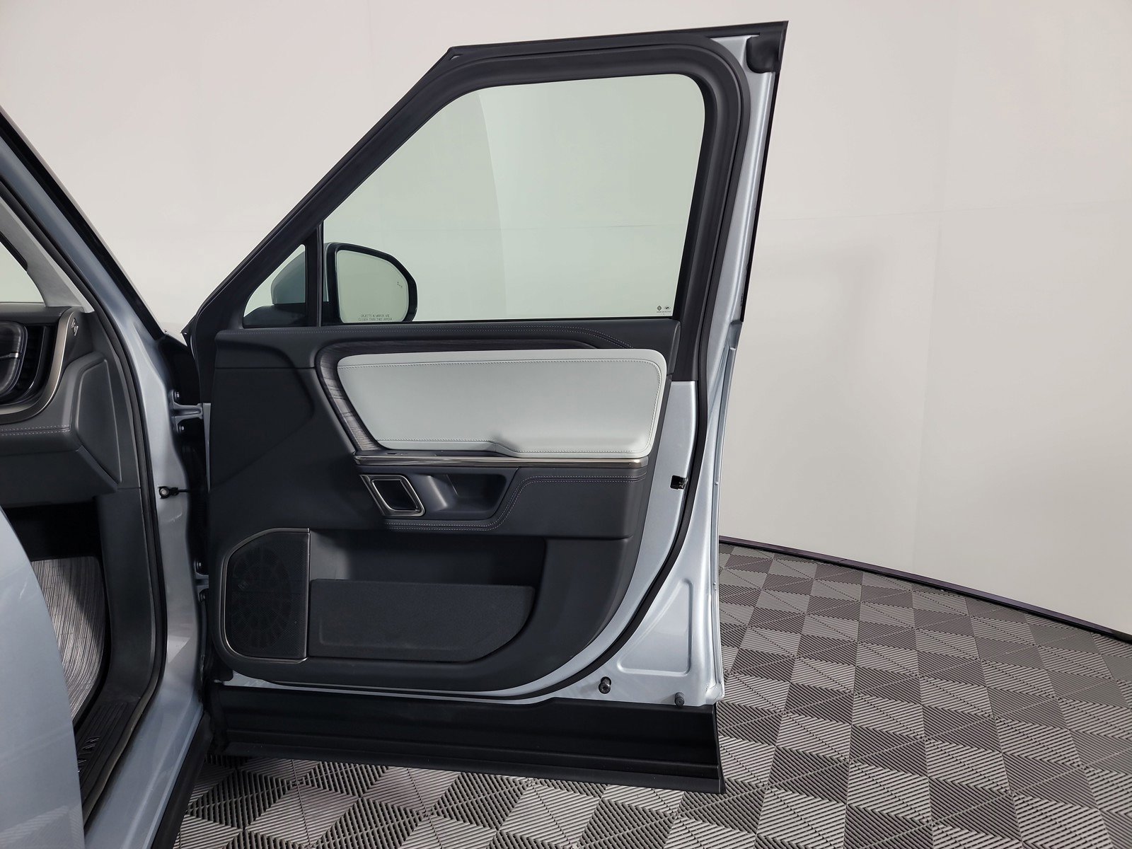Used 2023 Rivian R1T Adventure AWD/4WD image 18