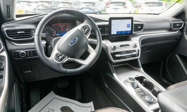 Used 2023 Ford Explorer XLT w/ Equipment Group 202A AWD/4WD image 13
