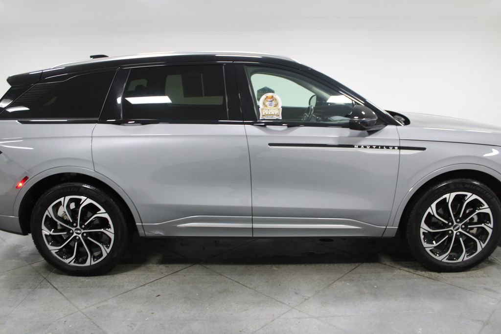 Used 2024 Lincoln Nautilus Reserve image 11