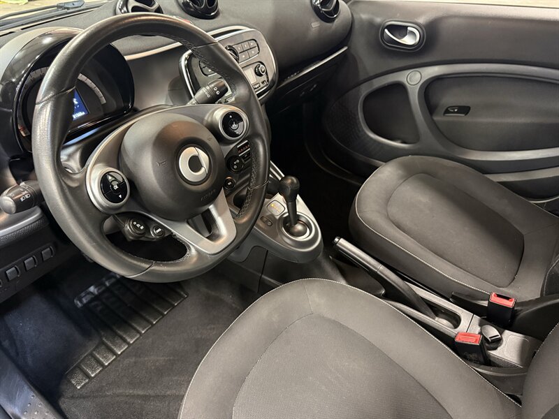 Used 2016 smart fortwo passion RWD image 18