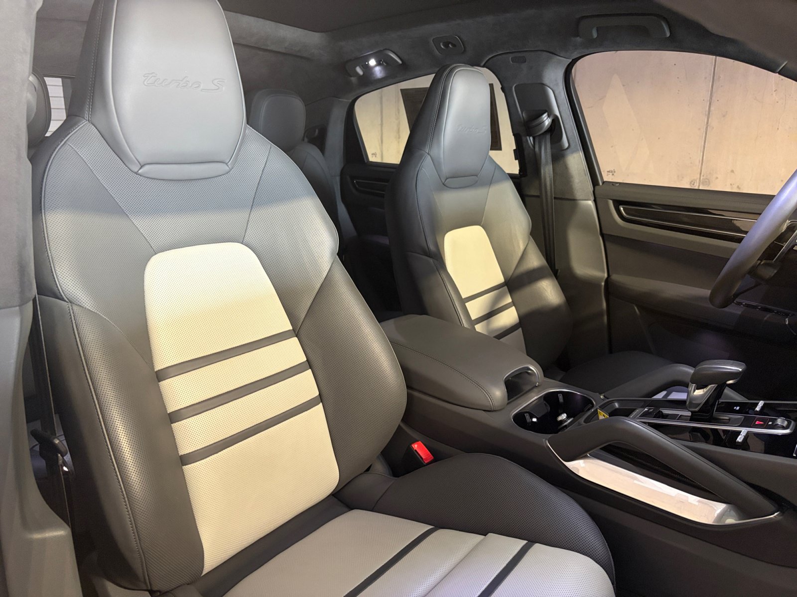 Certified 2023 Porsche Cayenne Turbo S AWD/4WD image 31