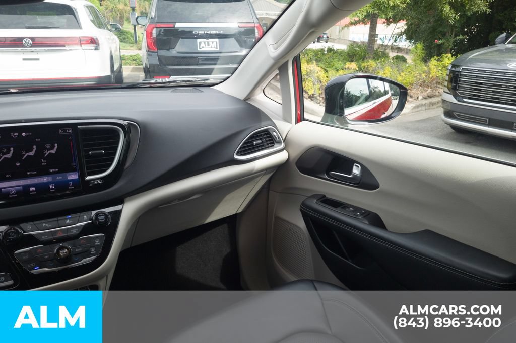 Used 2024 Chrysler Pacifica Touring-L FWD image 20