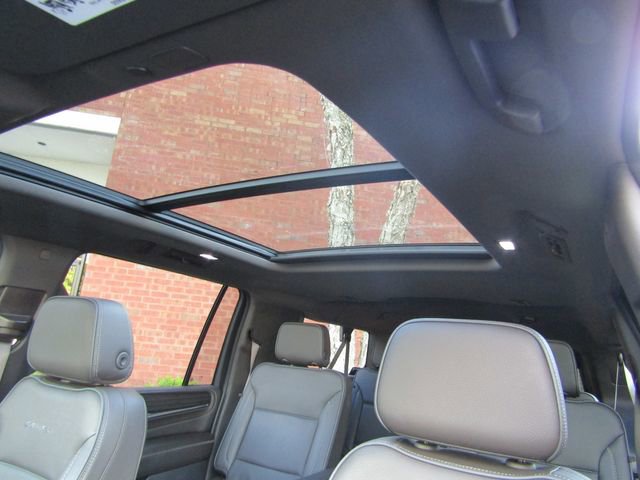Used 2022 GMC Yukon XL Denali w/ Denali Premium Package image 11