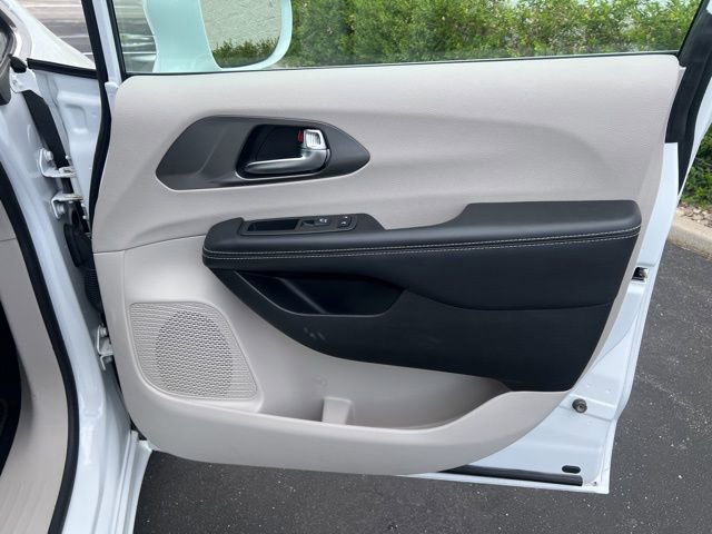 Used 2022 Chrysler Pacifica Touring-L FWD image 21