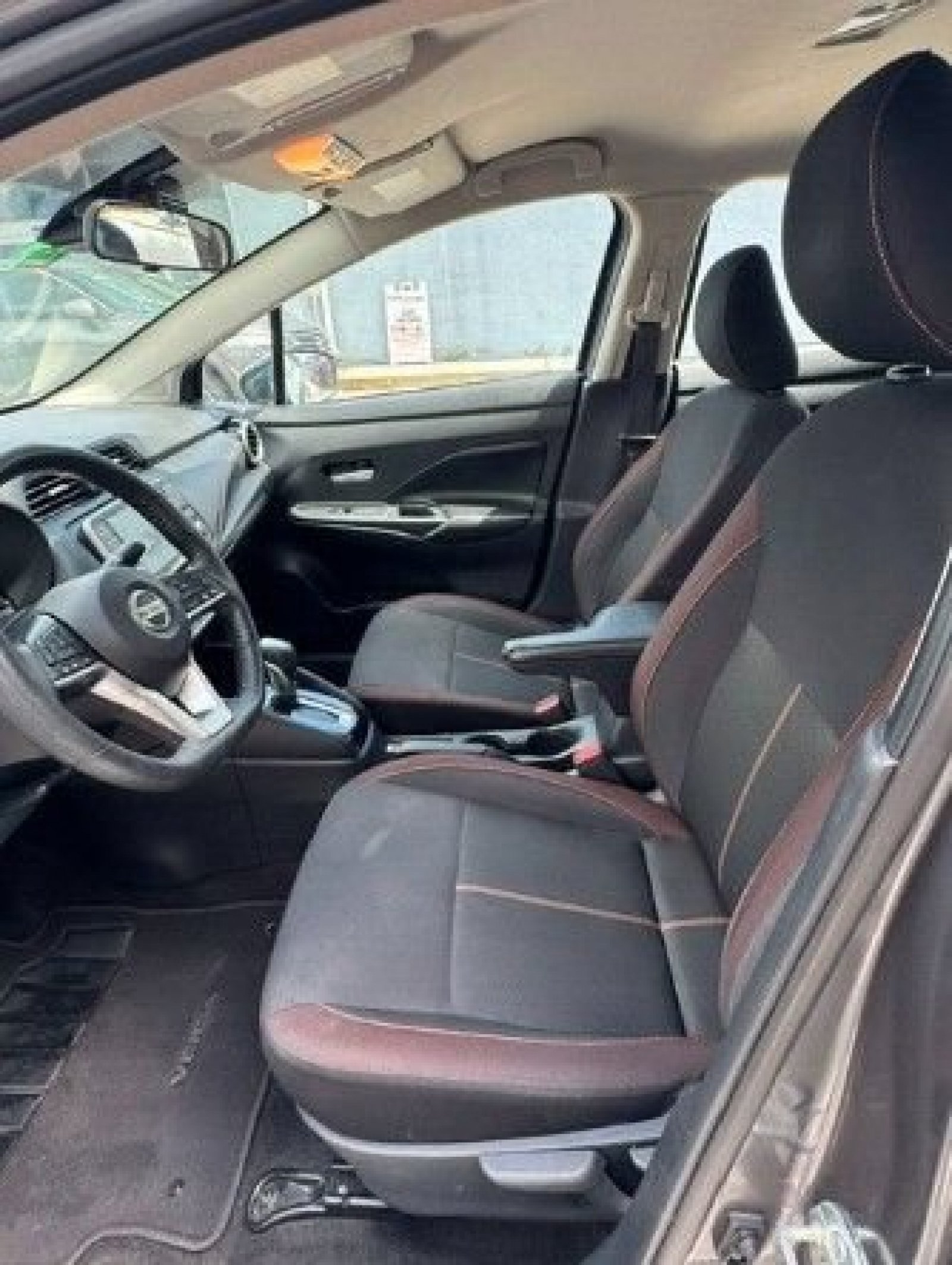 Used 2022 Nissan Versa SR FWD image 11