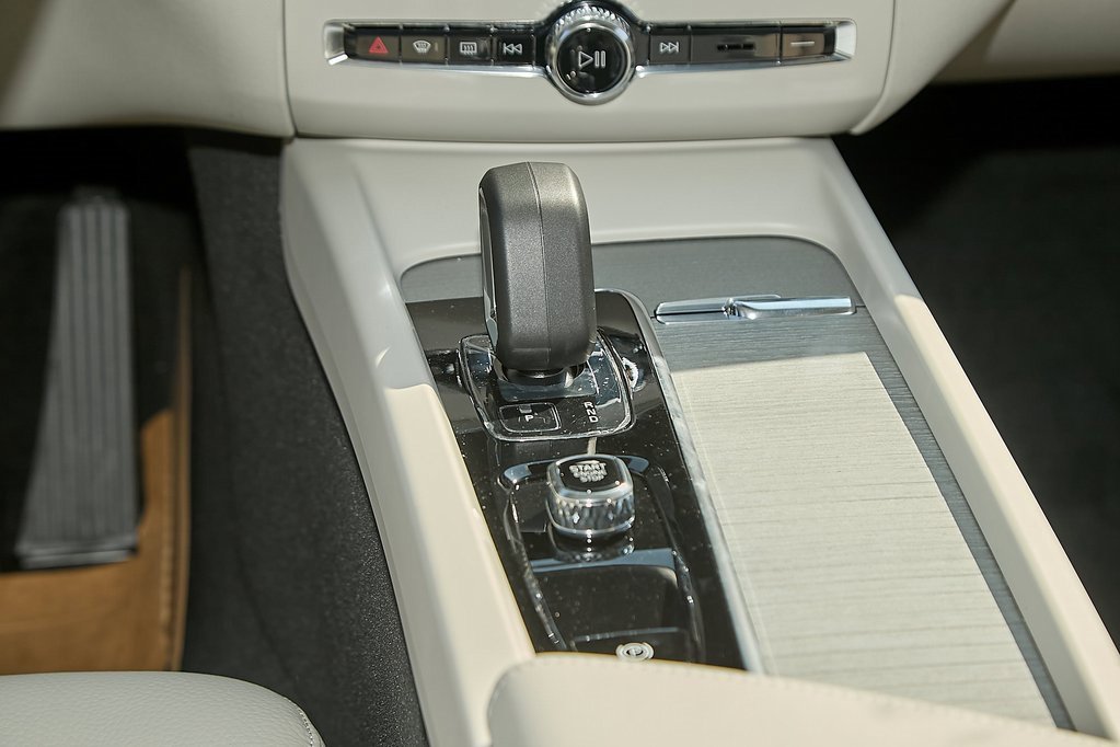 New 2025 Volvo XC60 T8 Plus w/ Protection Package Premier image 23