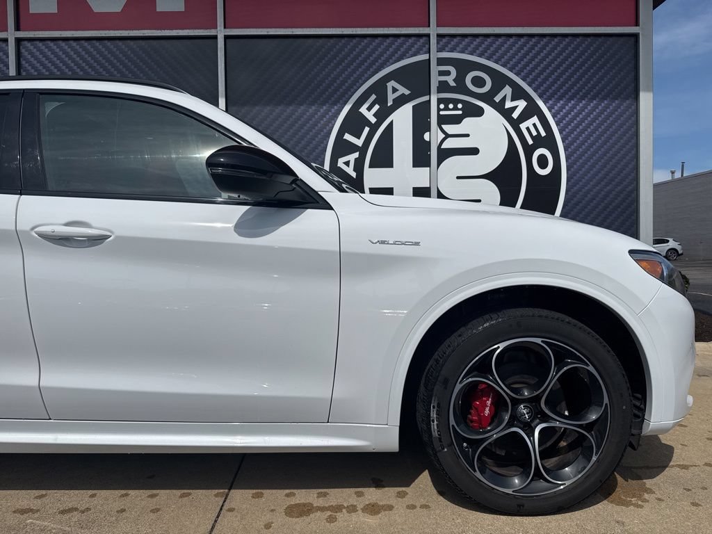 Used 2023 Alfa Romeo Stelvio Veloce AWD/4WD image 3