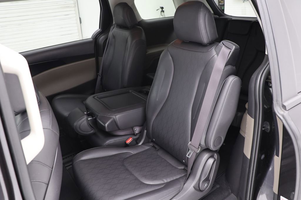 Used 2025 Kia Carnival FWD image 10