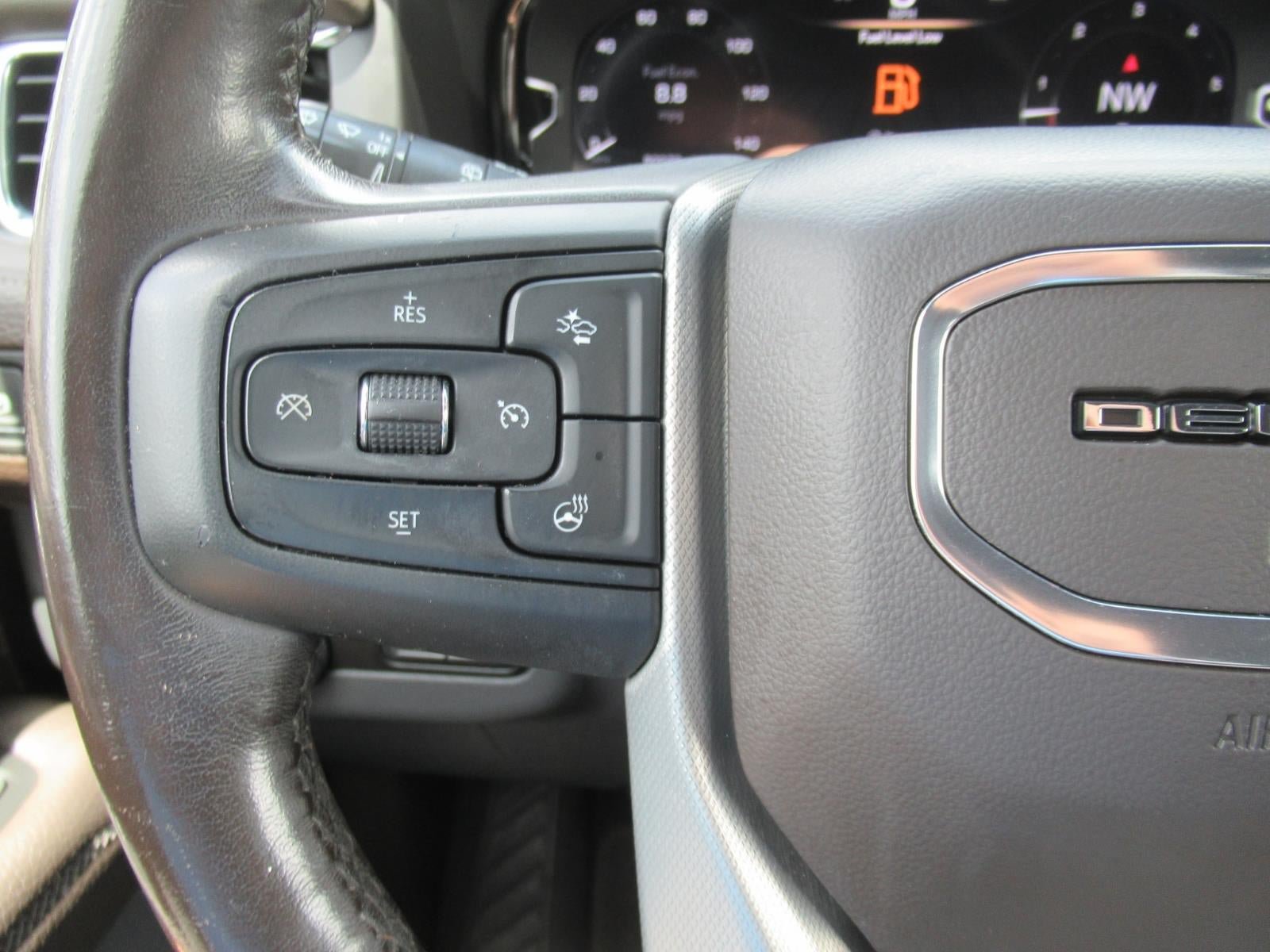 Used 2022 GMC Yukon XL Denali w/ Advanced Technology Package AWD/4WD image 25