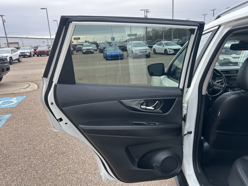 Used 2018 Nissan Rogue SL w/ Premium Package image 22