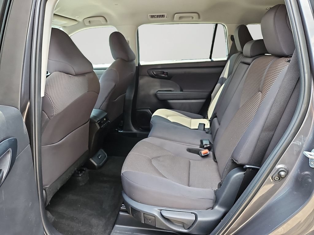 Used 2025 Toyota Highlander LE AWD/4WD image 8