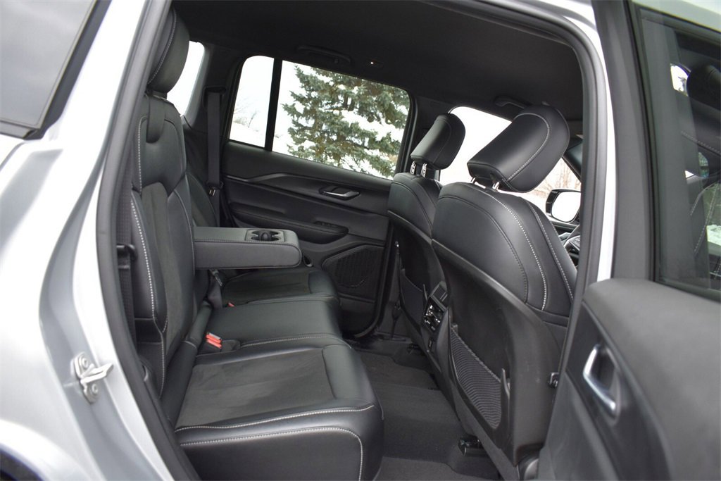 Used 2024 Jeep Grand Cherokee Altitude image 32