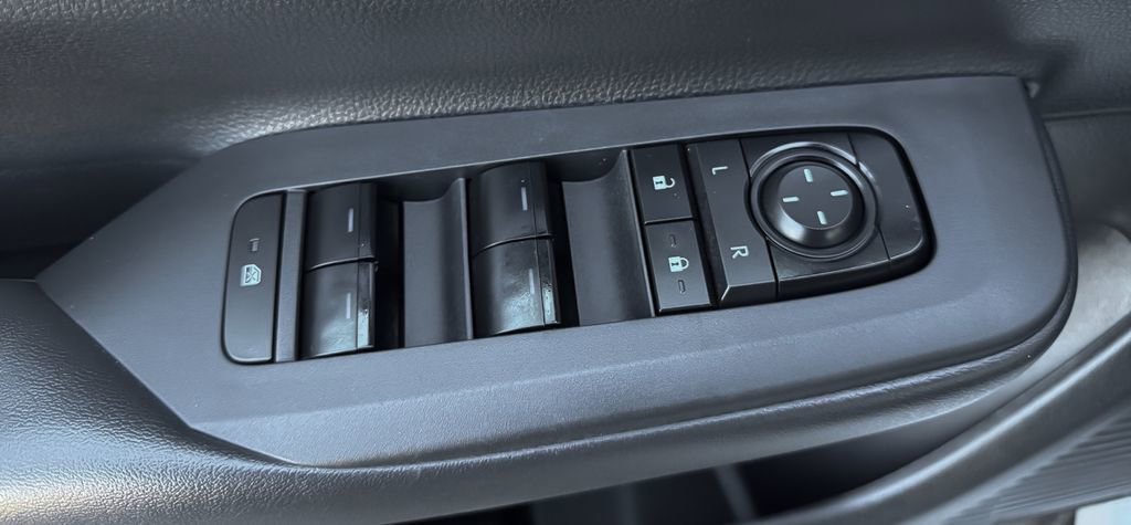 Used 2025 Toyota Prius Plug-In Hybrid image 24