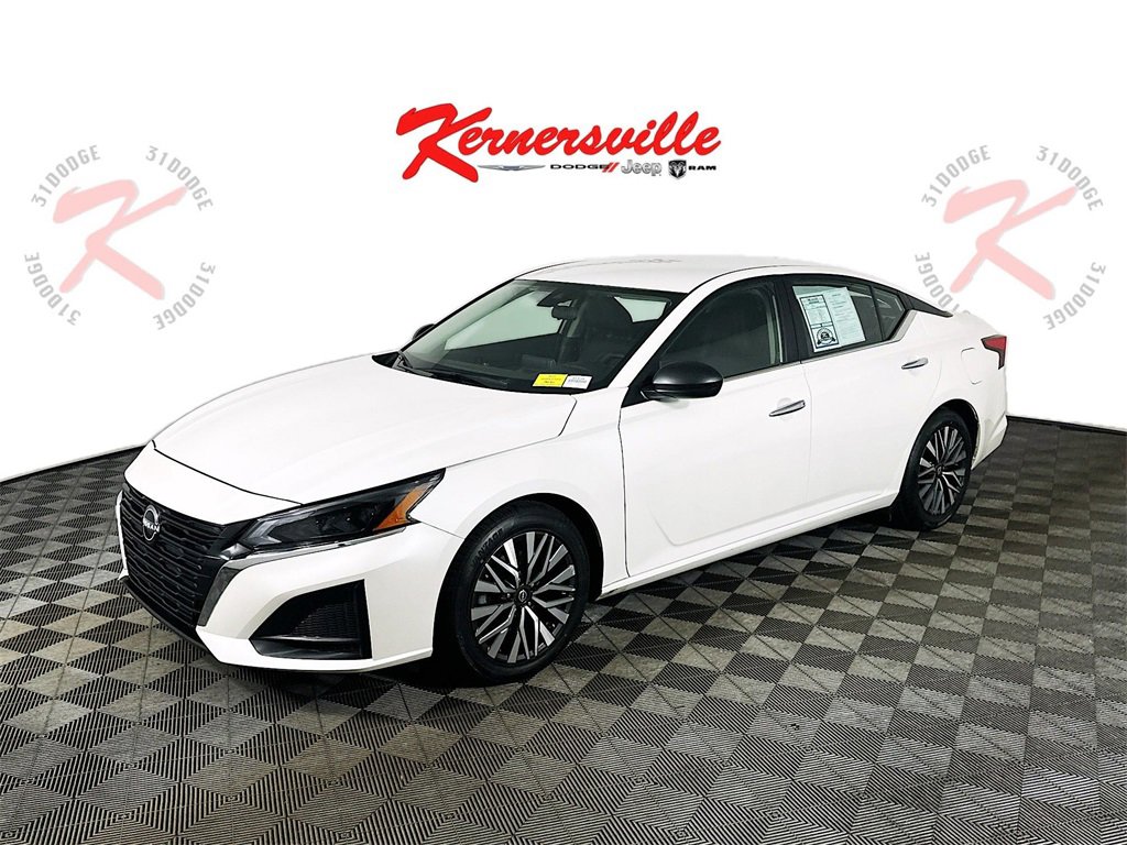 Used 2024 Nissan Altima 2.5 SV image 3