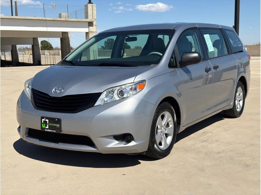 Used 2013 Toyota Sienna L w/ Towing Pkg image 3