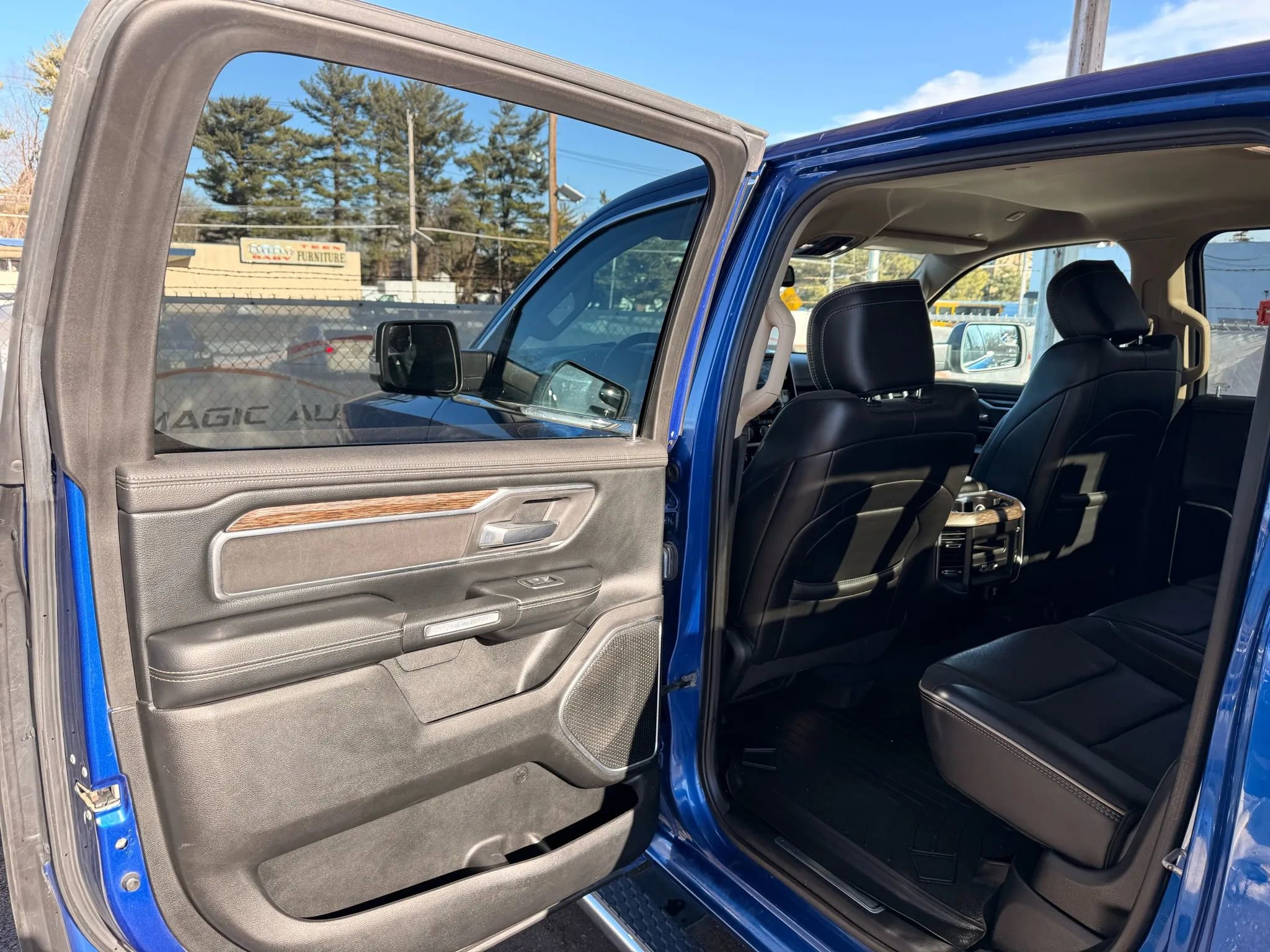 Used 2019 RAM 1500 Laramie AWD/4WD image 13