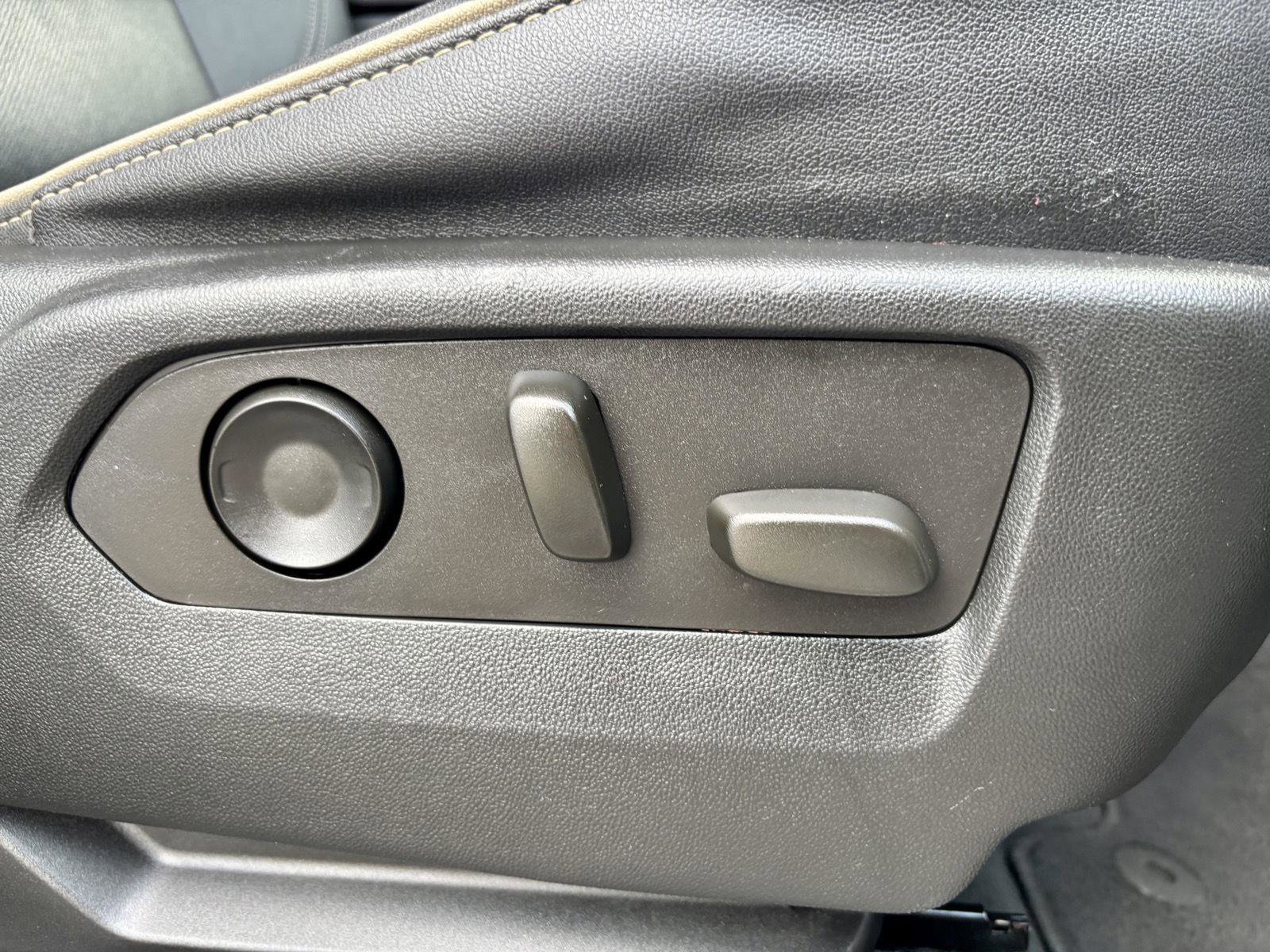 Used 2023 Chevrolet Suburban Premier image 14