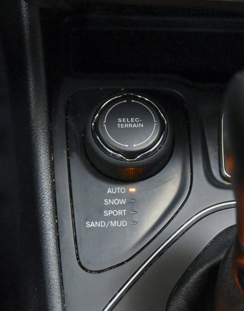 Used 2020 Jeep Cherokee Latitude Plus w/ Cold Weather Group image 22