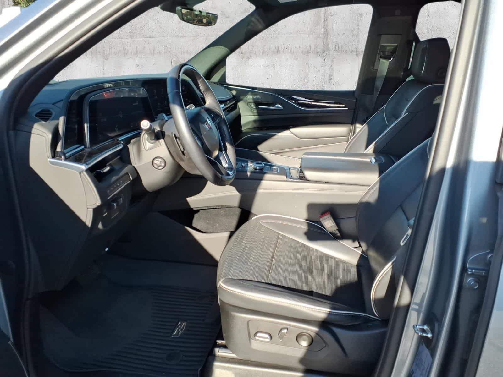 Used 2023 Cadillac Escalade ESV Sport w/ LPO, ONYX Package AWD/4WD image 4